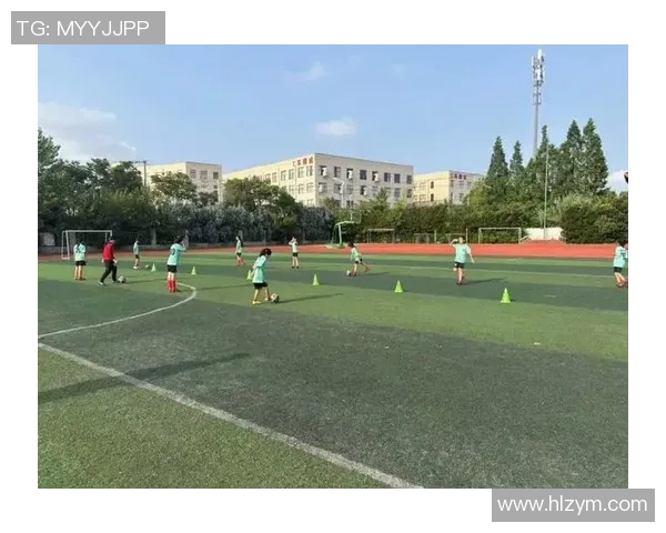 绿茵场上优雅奔跑的文艺球星光影瞬间定格 绿茵场上优雅奔跑的文艺球星光影瞬间定格